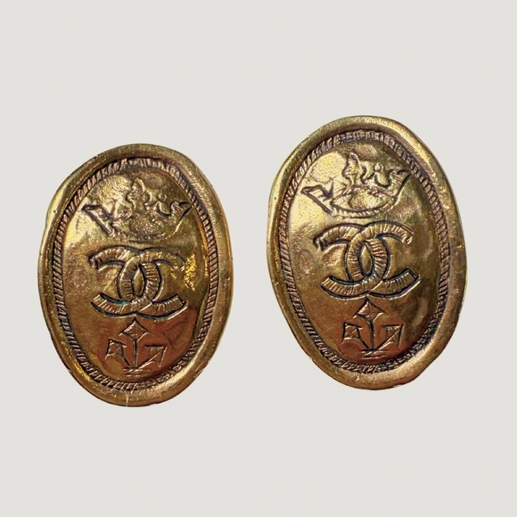 CHANEL Vintage Gold Clip-On Earrings - Picture 1 of 3